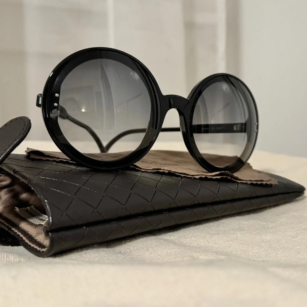 Round Bottega Veneta Sunglasses (in great condition) - Picture 3 of 4